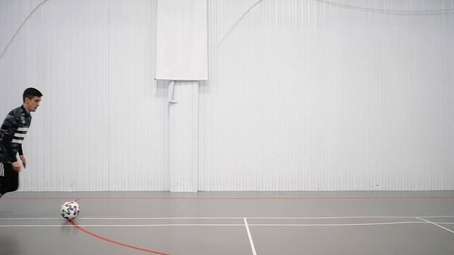 12 КРАСИВЫХ СПОСОБОВ ПЕРЕКИНУТЬ МЯЧ ЧЕРЕЗ СОПЕРНИКА / Финты Радуга, Сомбреро, Обучение фристайл смотреть онлайн