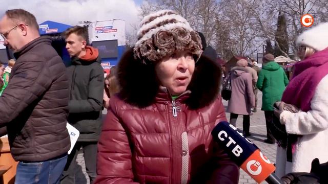 Волонтеры продолжают принимать гуманитарную помощь на площади Нахимова смотреть онлайн