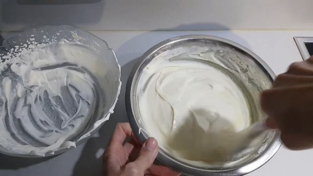 Пирожное с манго и клубникой