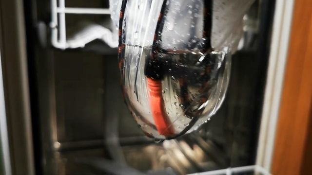 Dishwashing your dirty keyboard: Linus from LTT.com follow up смотреть онлайн
