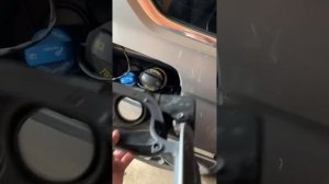 Как снять лючок топлевного бака в тигуане 2017года выпуска