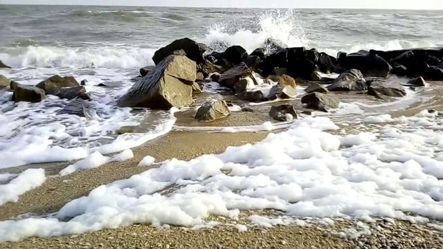 Морская пена на Азовском море. Бердянская коса. смотреть онлайн