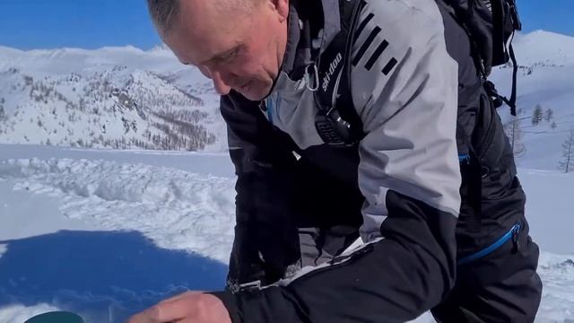 Горнопляж. Катаем на снегоходах и отдыхаем в горах. Риддер, март 2021, много снега и солнца. смотреть онлайн