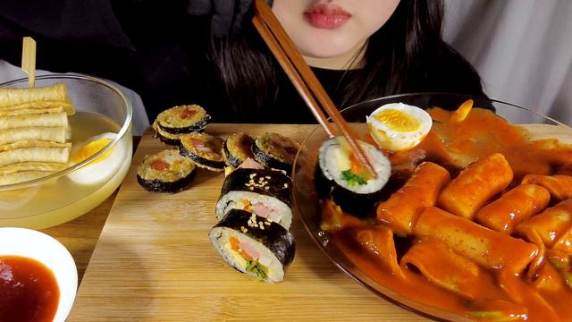 쫀득한 가래떡 떡볶이와 누룽지처럼 바삭한 김밥 튀김 미친 조합이에요  | 자막 있음 | 분식 먹방