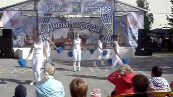 Танец с помпонами