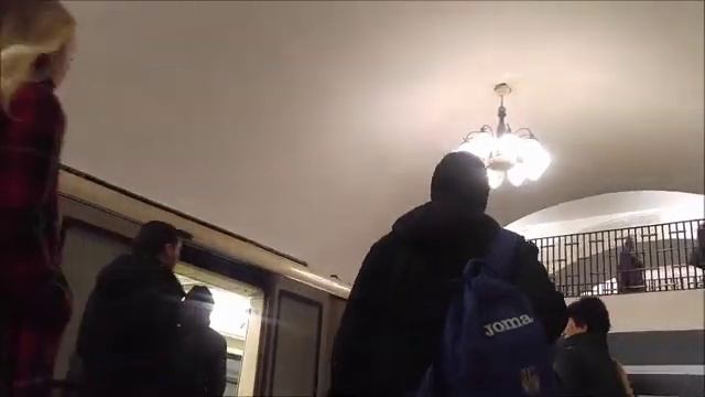 Бомж в метро сорвал движение поездов смотреть онлайн