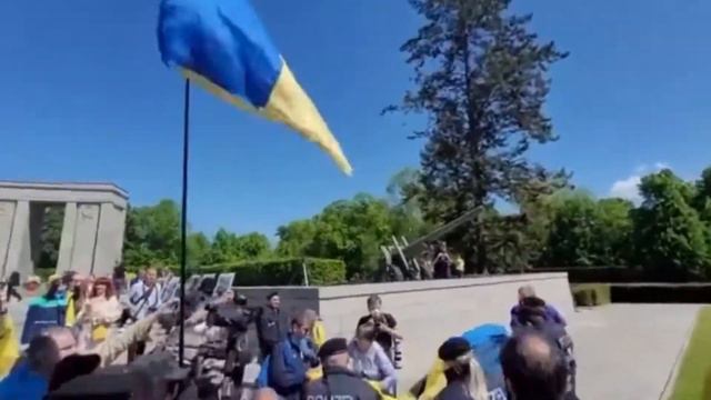 8 mai Am Sowjetischen Ehrenmal in Berlin-Tiergarten Flagge Urkranie #Sowjetischen #berlin#flaggen смотреть онлайн