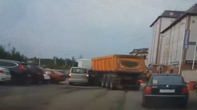 На Индустриальной ул. в Сертолово микроавтобус пошёл на обгон смотреть онлайн