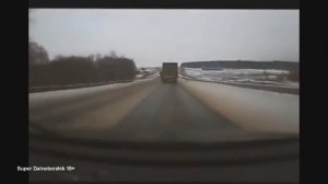 Аварии Грузовиков. Заносы в снег и в дождь.mp4
