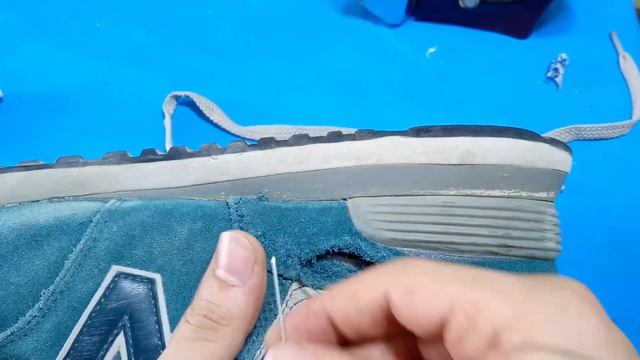 Как нарядно зашить дырку на обуви / самодельный ремонт смотреть онлайн