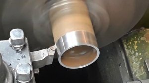 Токарный станок 1м61 в работе2 режем резьбу