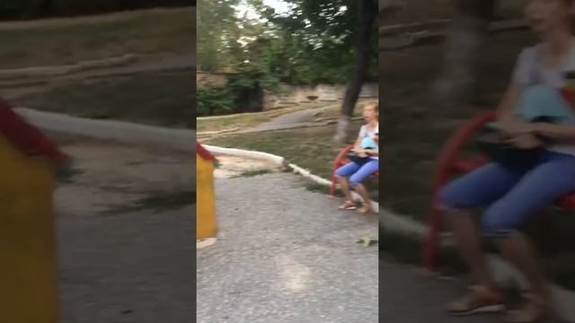 Качели . Катаемся на качелях . Riding On A Swing .