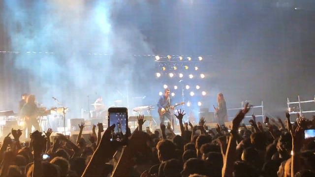 Artic Monkeys I bet you look good on the dancefloor (Live in Rio) смотреть онлайн