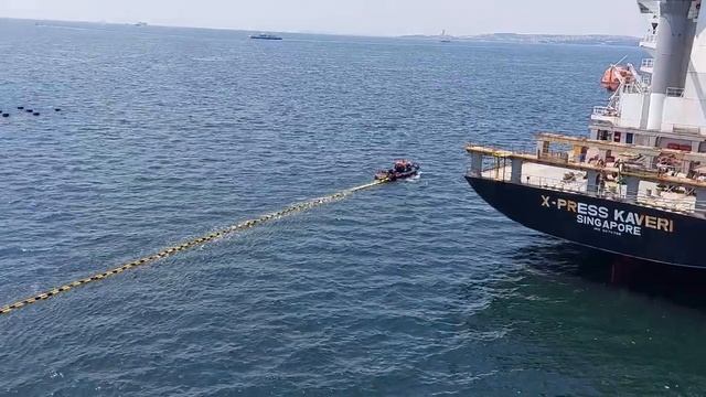 Катер тащит кусок бонового заграждерия смотреть онлайн