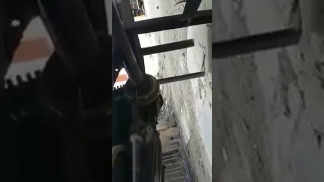 Поднимают мешки скутером на крышу смотреть онлайн