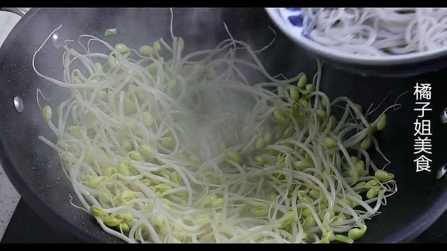 粉条的这个做法火了，加一把豆芽，6元钱做了一大盘，比肉还过瘾【橘子姐美食】 смотреть онлайн