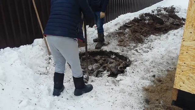 Как зимой начинают копать колодец смотреть онлайн