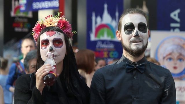 Durante Mundial rusos disfrutan de un exclusivo Día De Muertos mexicano смотреть онлайн