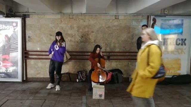 Трио струнников играют популярные современные песни в переходе: скрипка, виолончель, контрабас - ч. смотреть онлайн