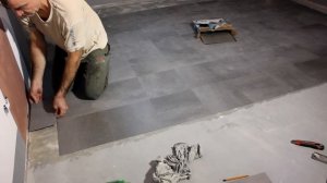 ПВХ  на пол. Уложил  плитку  в квартире полностью. Все этапы укладки.