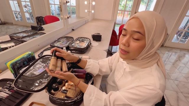 BONGKAR ISI TAS MUA | RAHASIA DAPUR MAKEUP ARTIST смотреть онлайн