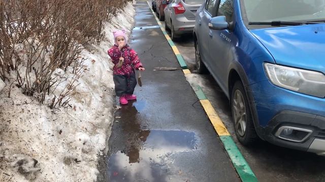 Весна и лужи. Ребёнок бегает по лужам ))) смотреть онлайн