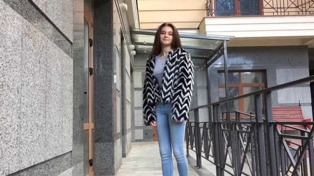 Молодёжная серия. Яркий меховой жакет "зиг-заг" смотреть онлайн