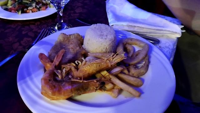 Ужин в рыбном ресторане A la Carte отеля Seagull Beach Resort смотреть онлайн
