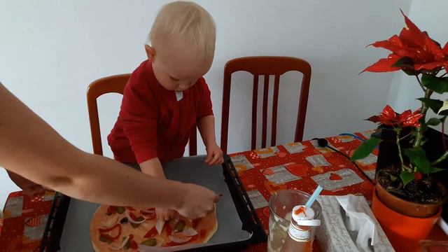 Готовим пиццу. Милана помогает маме. смотреть онлайн