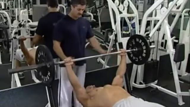 Жим штанги на горизонтальной скамье.wmv смотреть онлайн