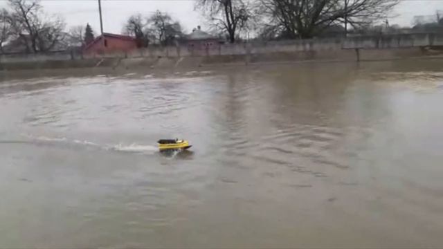 Удержание точки прикормочным корабликом MICROBOAT с автопилотом на сильном течении. смотреть онлайн