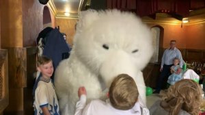 Волшебный Юбилей: Когда Женщину Поздравил Белый Медведь Аниматор