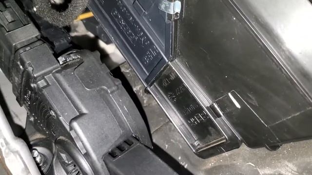 Replacing a blower motor resistor on a 2011 Volvo XC60