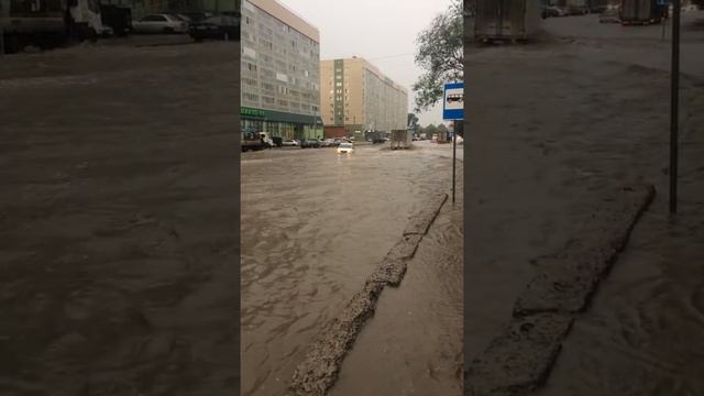 Отчаянные водители учат машины плавать, потом вытаскивают из воды. Потоп после дождя Новосибирск :) смотреть онлайн