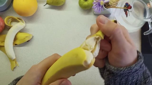 Как правильно чистить бананы и не запачкать руки! смотреть онлайн