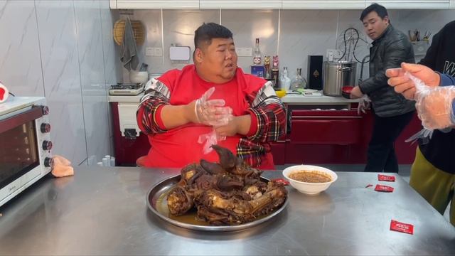 “千手牛蹄”太搞笑了，猴哥把牛蹄做出新的高度，大伙抱着啃过瘾！【胖猴仔】 смотреть онлайн