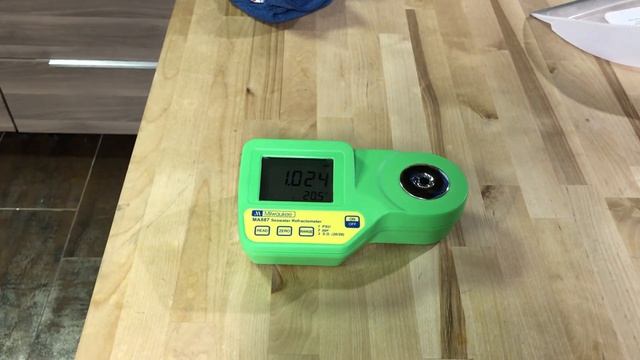 This is how easy the Milwaukee MA887 Digital Salinity Refractometer is to use. смотреть онлайн
