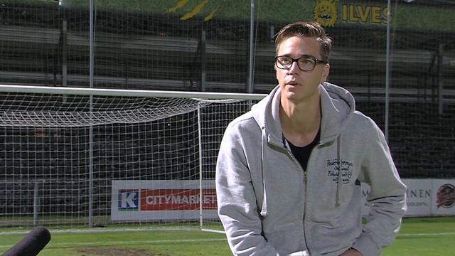 Erikoishaastattelussa Mika Hilander omassa toimistossaan смотреть онлайн