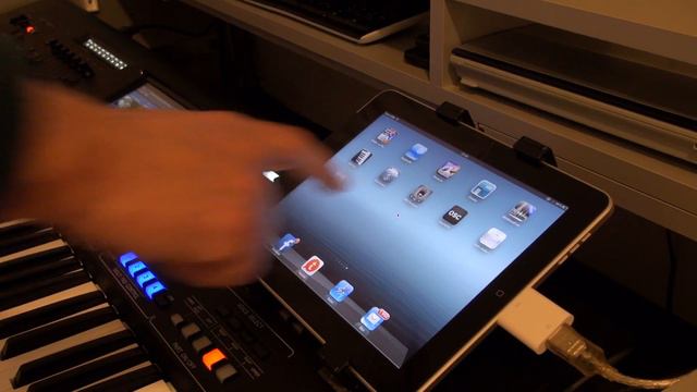 An additional tablet holder mounted on Genos смотреть онлайн