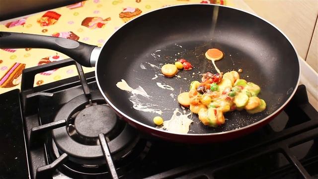 ЖЕЛЕЙНЫЙ ГАМБУРГЕР СМЕШАЛИ СО SKITTLES !? РАСКАЛЕННАЯ СКОВОРОДА в 1000 ГРАДУСОВ !? ВЫЗОВ ПРИНЯТ !? смотреть онлайн