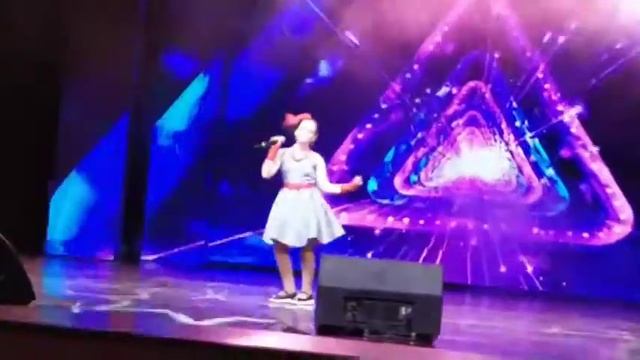 Маргарита Яковенко. "ИДЁТ ДЕВЧОНКА". смотреть онлайн