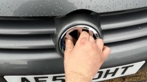 How to remove the front badge of a Volkswagen Golf V