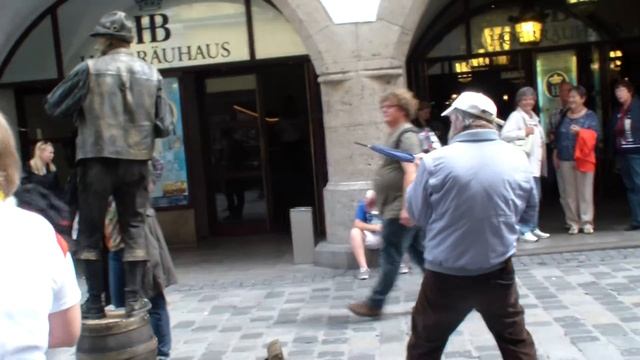 Мюнхен. У входа в Hofbrauhaus смотреть онлайн