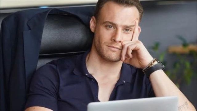 Kerem Bürsin dijo que algunos actores afirman que son los mejores смотреть онлайн
