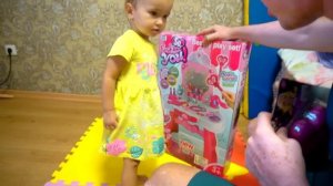 Мия испачкала майку и просит косметику у папы. Дочка как принцесса после купания!