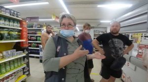 Ты зачем тут кипиш устраиваешь/ щас полицию вызову