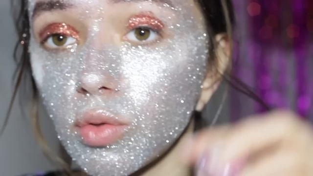 МАКИЯЖ ПОЛНОСТЬЮ ИЗ БЛЁСТОК | FULL FACE USING ONLY GLITTER смотреть онлайн