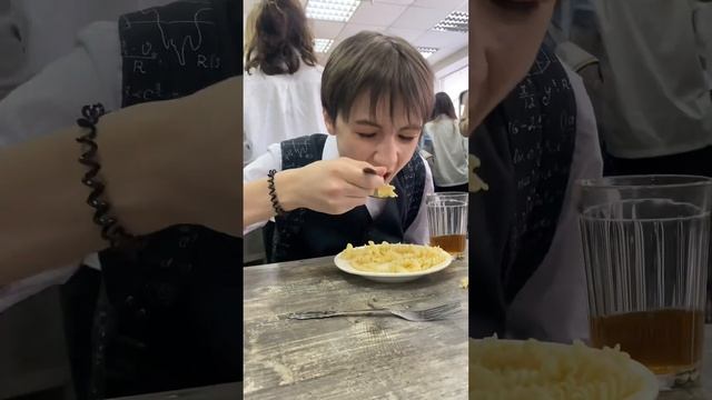 Муд:Игнат не сдержался…и начал кушать без камеры…