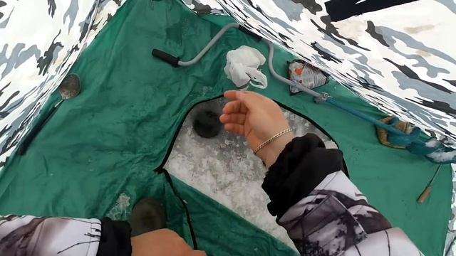 Зимняя рыбалка в палатке. Хороший клев густеры. Инерка 2018 смотреть онлайн