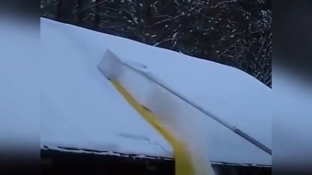 Оригинальный скребок для уборки снега с крыши дома или бани смотреть онлайн
